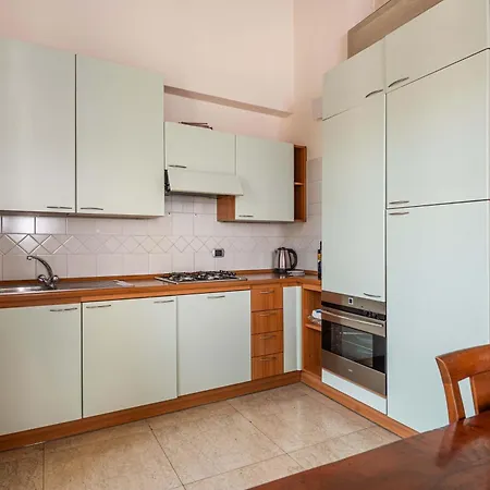 Cozy Flat With Large Balcony Few Steps From Arena